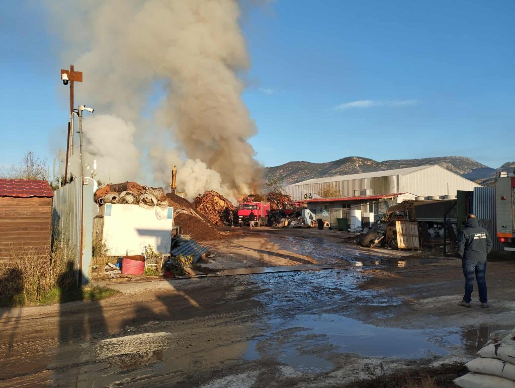 Φωτιά σε εργοστάσιο πέλλετ στις Σέρρες – Ισχυρή κινητοποίηση της Πυροσβεστικής
