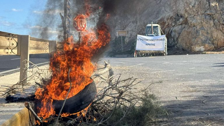 Ηράκλειο: Παραμένουν στο μπλόκο οι κτηνοτρόφοι – Εκ περιτροπής κλείσιμο του ΒΟΑΚ