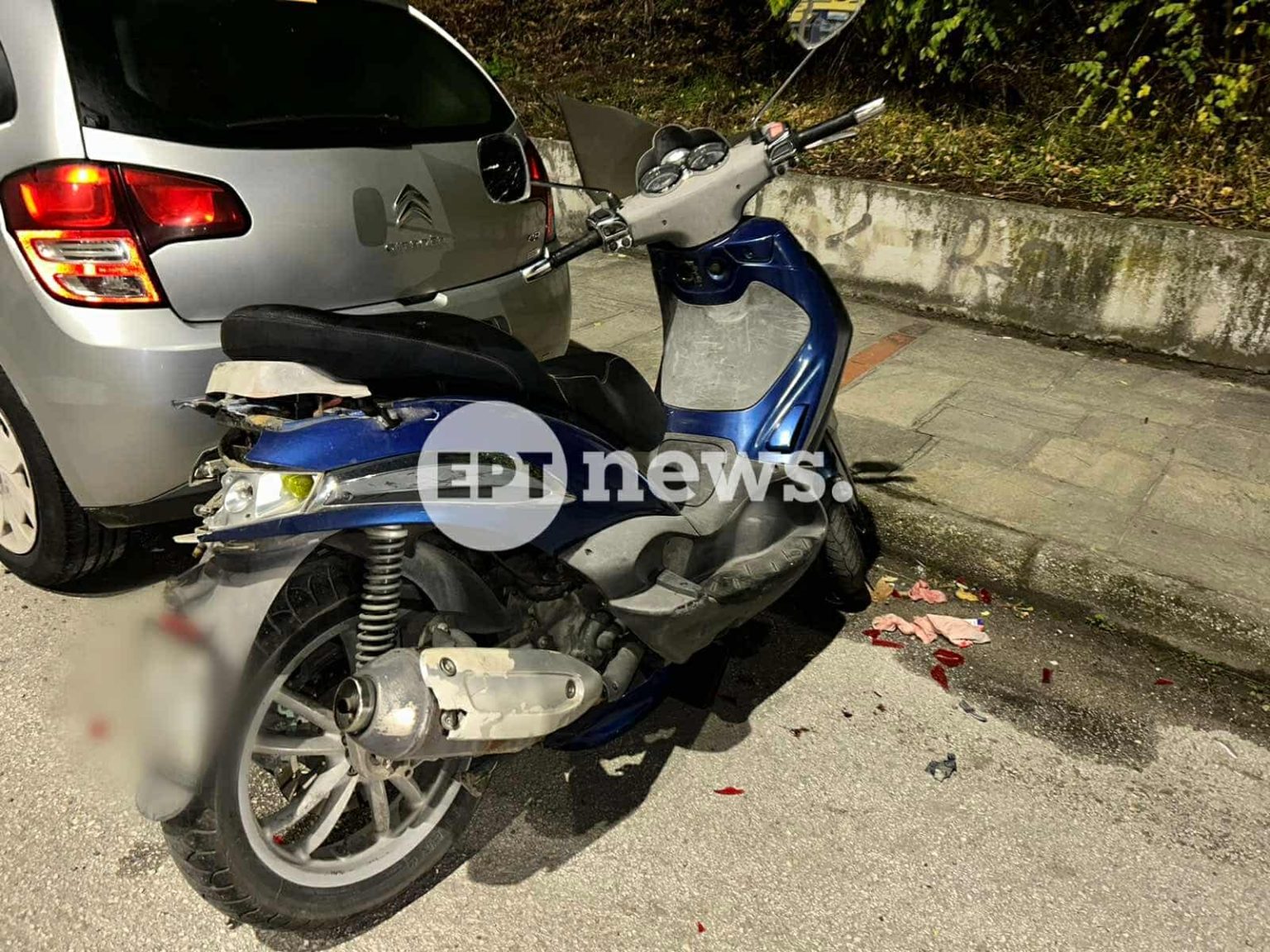 Μηχανή συγκρούστηκε με σταθμευμένο αυτοκίνητο στην Καστοριά – Ο τραυματίας οδηγός άφησε σημείωμα στον ιδιοκτήτη