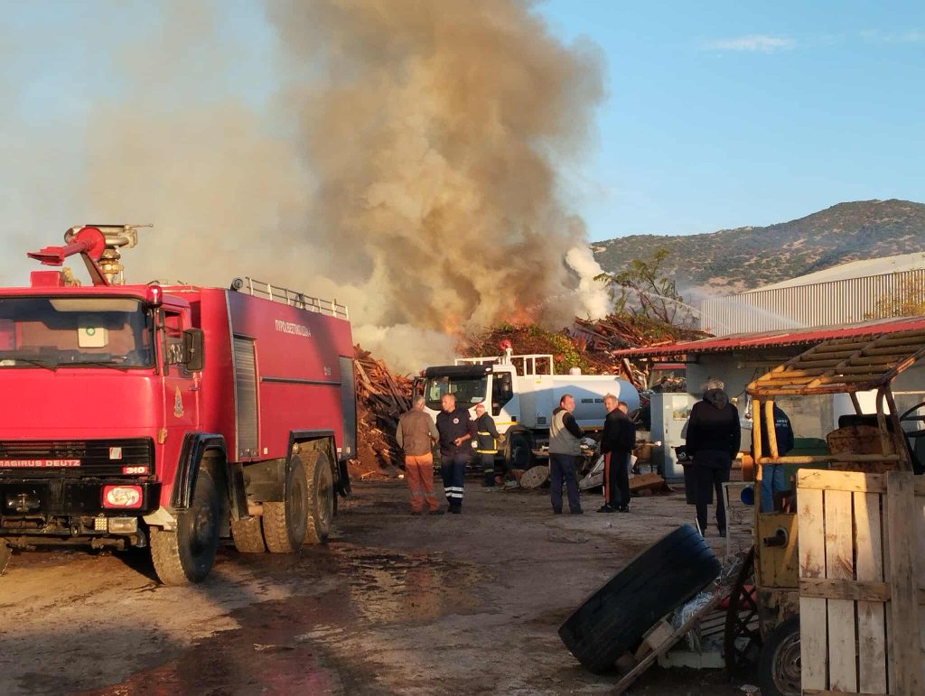 Φωτιά σε εργοστάσιο πέλλετ στις Σέρρες – Ισχυρή κινητοποίηση της Πυροσβεστικής