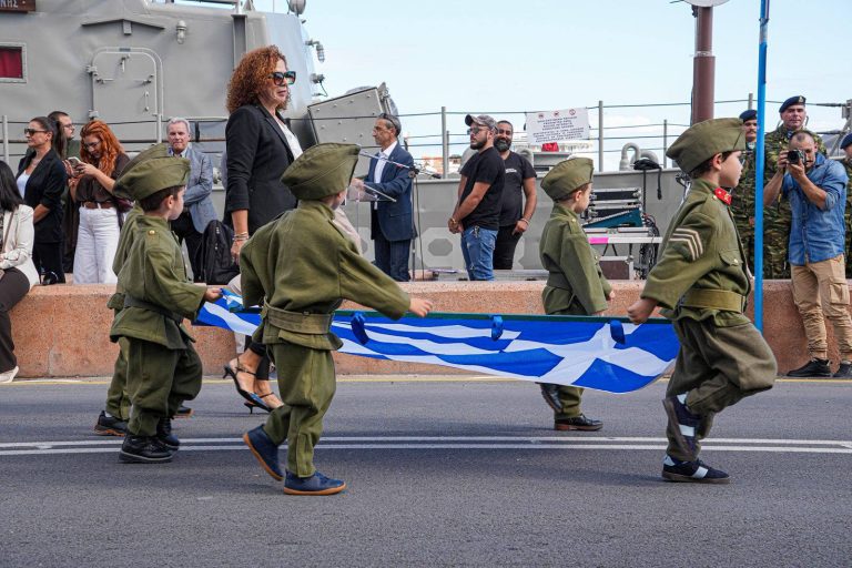 28η Οκτωβρίου: Η Ελλάδα “ντύθηκε” στα γαλανόλευκα σε κάθε γωνιά της (βίντεο)