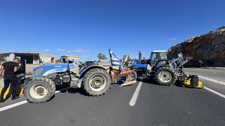 Για δεύτερη ημέρα στα μπλόκα οι αγροτοκτηνοτρόφοι της Κρήτης: Εκ περιτροπής κλείσιμο του ΒΟΑΚ – Αποκλεισμός της Εθνικής Οδού στο Ηράκλειο