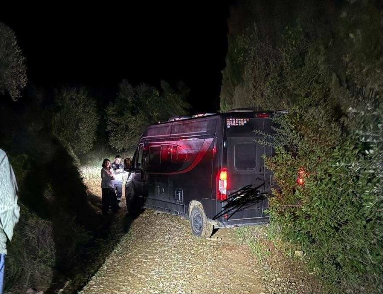 Μεσσηνία: Απεγκλωβισμός Γερμανών τουριστών με αυτοκινούμενο τροχόσπιτο στην περιοχή Νερουλά της Πύλου