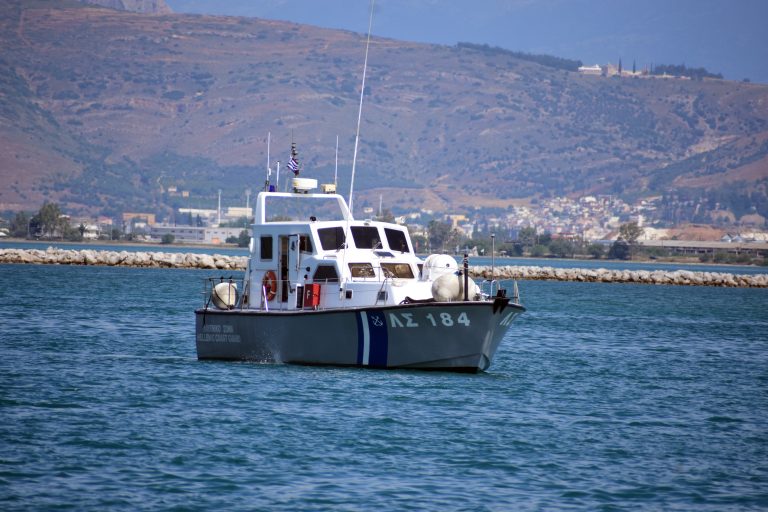 Νέα άφιξη μεταναστών στην Κρήτη – Είκοσι τρία άτομα μεταφέρονται στην Παλαιόχωρα Χανίων