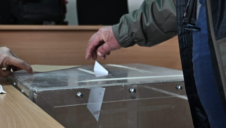 Δημοσκόπηση MRB: Σταθερό προβάδισμα της ΝΔ