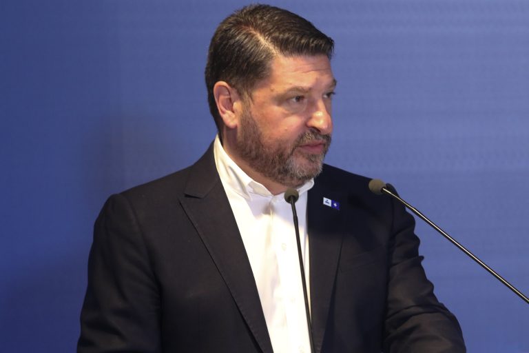 Ν. Χαρδαλιάς: «Είκοσι απινιδωτές σε κτήρια της Περιφέρειας Αττικής – Η ζωή μπορεί να κριθεί μέσα σε λίγα δευτερόλεπτα»