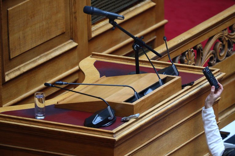 Αλλάζει ο κανονισμός της Βουλής – Έρχεται «κόφτης» στα μικρόφωνα των ομιλητών