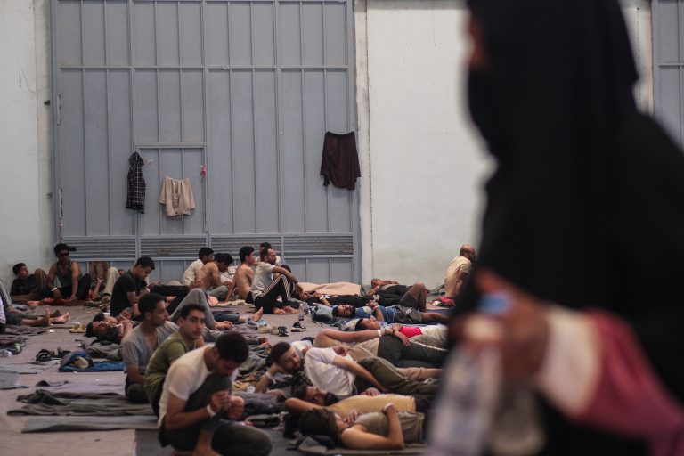 «Μαχαίρι» στα επιδόματα για το μεταναστευτικό – Τι αλλάζει σε στέγαση, σίτιση και δομές φιλοξενίας