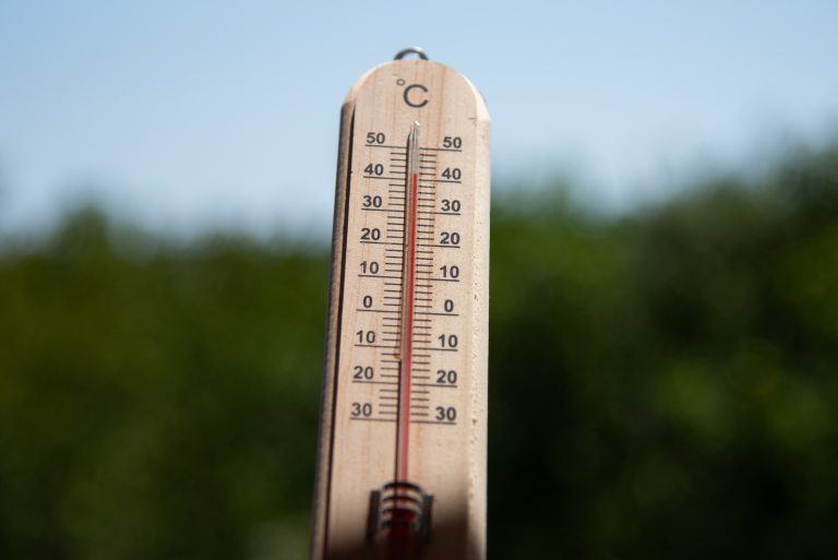 Νέα μελέτη αποκαλύπτει: Οι καύσωνες συνδέονται με την αύξηση περιστατικών υπνικής άπνοιας