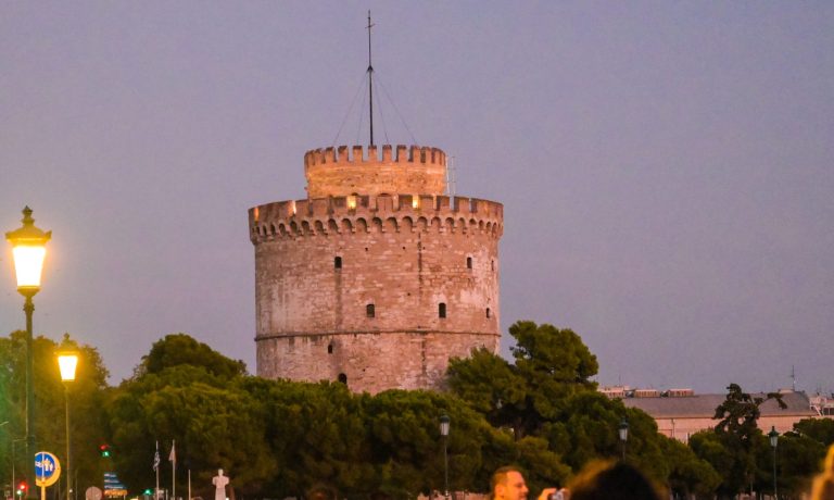 Θεσσαλονίκη: Εορταστικό κλίμα- Πλήθος κόσμου στο κέντρο της πόλης
