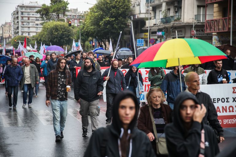 Θεσσαλονίκη: Ολοκληρώθηκαν οι απεργιακές συγκεντρώσεις εν μέσω βροχής