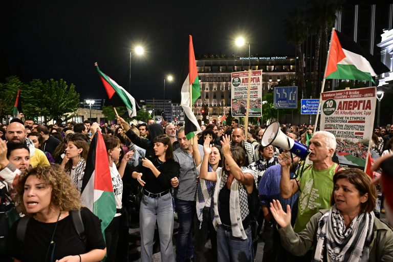 Συγκέντρωση αλληλέγγυων στους ακτιβιστές του Global Sumud Flotilla έξω από το Υπ. Εξωτερικών