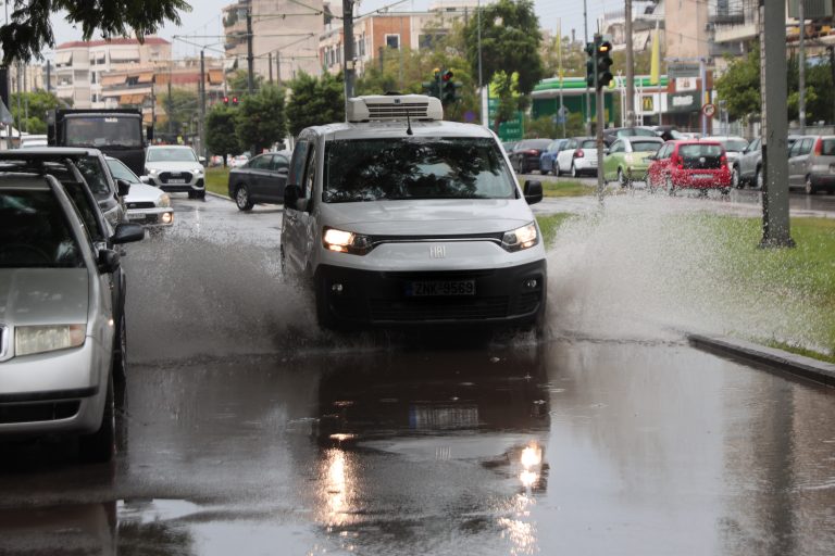 Καιρός: Πτώση της θερμοκρασίας και τοπικές καταιγίδες