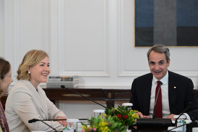 Συνάντηση Μητσοτάκη με Αντιπρόεδρο Κομισιόν: Η προστασία των ανηλίκων στο προσκήνιο