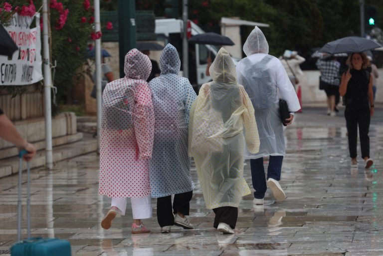 Καιρός: Φθινοπωρινό σκηνικό με βροχές, καταιγίδες και θυελλώδεις ανέμους – Η πρόγνωση από τη Ν. Ζιακοπούλου