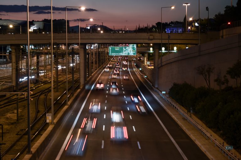 Σύγκρουση αστικού λεωφορείου με φορτηγό στην Αττική Οδό προς αεροδρόμιο – Κλειστή η μία λωρίδα, καθυστερήσεις στο σημείο