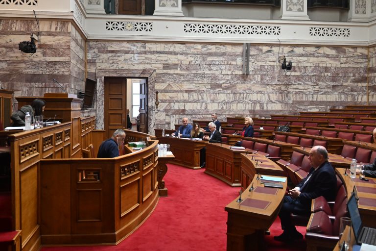 «Με το νέο εργασιακό νομοσχέδιο γυρίζετε πίσω 140 χρόνια τον κόσμο της δουλειάς» – Αντιπαράθεση Κεραμέως με Κατσώτη στη Βουλή