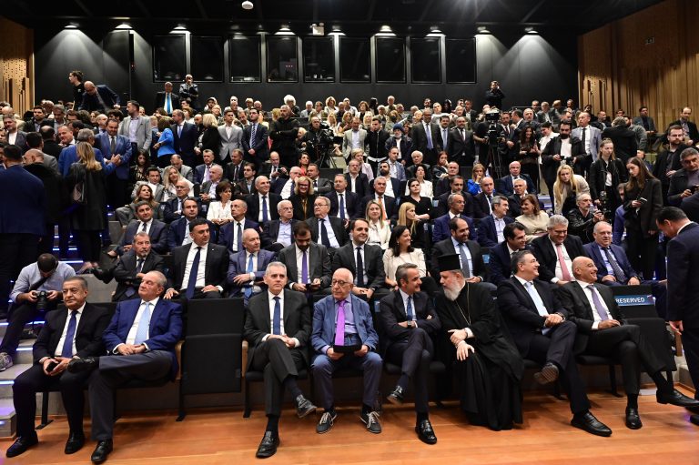 Στην παρουσίαση του βιβλίου του Ευριπίδη Στυλιανίδη ο Κυριάκος Μητσοτάκης – Παρών και ο πρώην πρωθυπουργός, Κώστας Καραμανλής