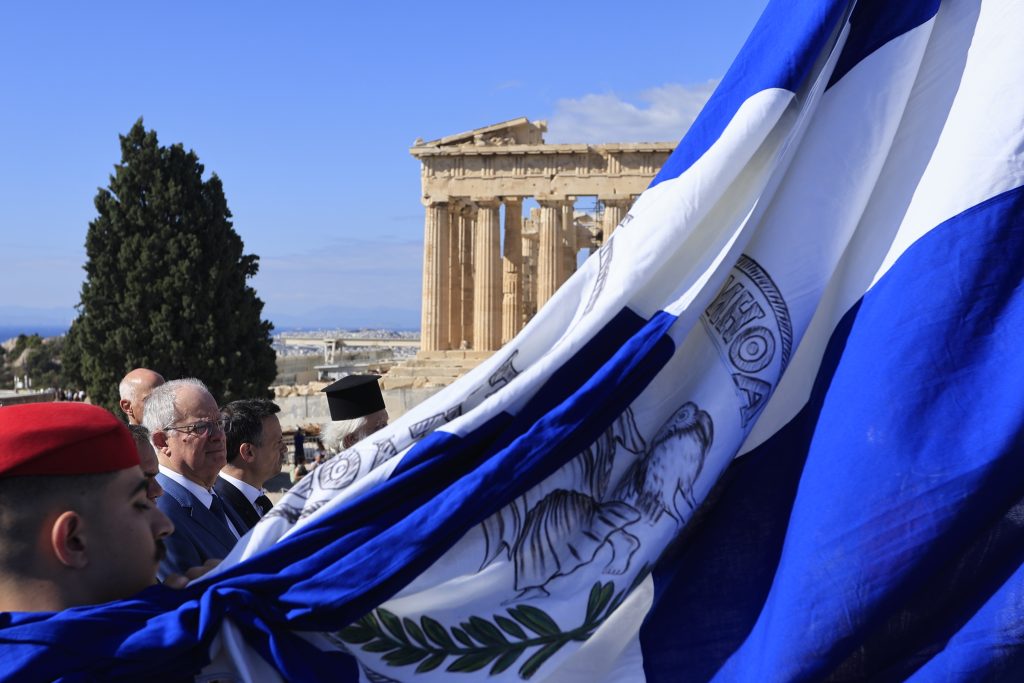 12 Oκτωβρίου 1944: 81 χρόνια μετά την απελευθέρωση της Αθήνας – Η έπαρση της σημαίας στην Ακρόπολη