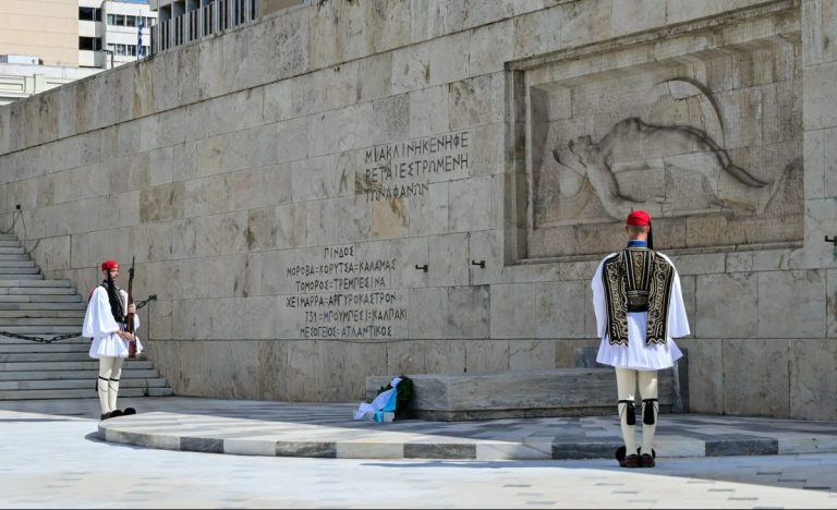 Πολιτική «θύελλα» για τον Άγνωστο Στρατιώτη – Δριμεία κριτική από την αντιπολίτευση  