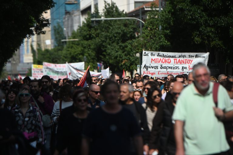 Πλήθος κόσμου στις απεργιακές κινητοποιήσεις για το εργασιακό νομοσχέδιο – Μεγάλη συγκέντρωση στα Προπύλαια