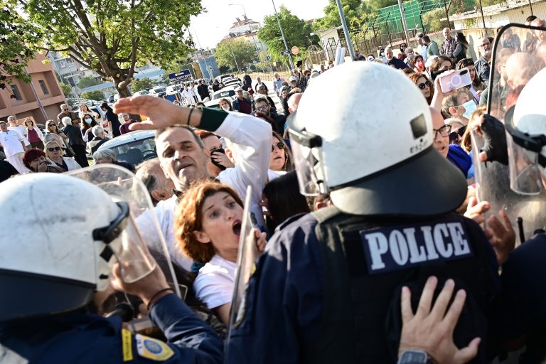Ένταση σε συγκέντρωση διαμαρτυρίας εργαζομένων έξω από το «Αττικόν»