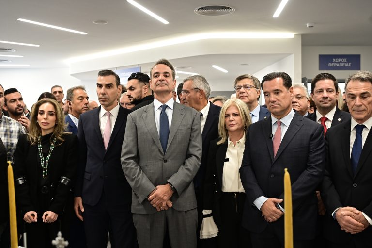 Ο Πρωθυπουργός στο “Αττικόν” μαζί με τον υπουργό Υγείας – Δηλώσεις πριν από λίγο