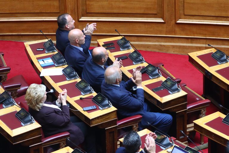 Βουλή: Υπέρ των εργαζομένων το εργασιακό νομοσχέδιο τονίζει η κυβέρνηση – «Πυρά» από την αντιπολίτευση