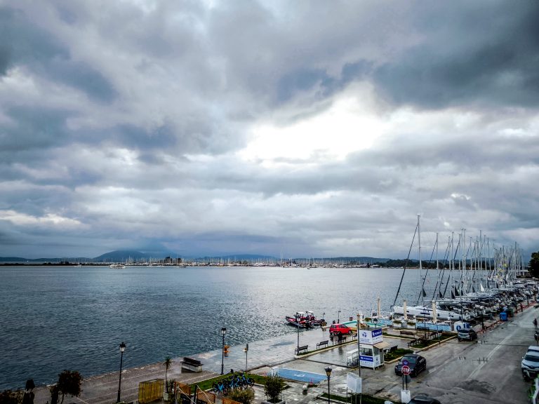 Καιρός: Βροχές και καταιγίδες στα δυτικά και το νότιο Αιγαίο – Άνοδος της θερμοκρασίας το Σαββατοκύριακο