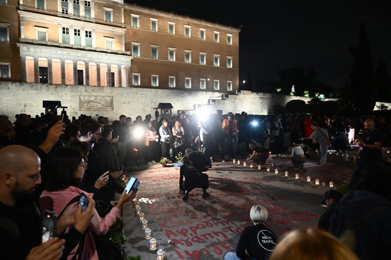 Τέμπη: Συγγενείς θυμάτων γράφουν ξανά τα ονόματα μπροστά από τη Βουλή