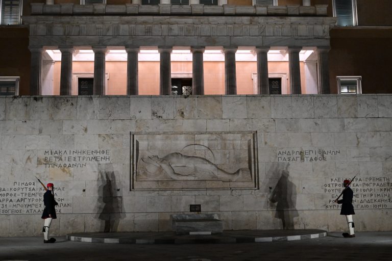 Πόλεμος ανακοινώσεων μεταξύ του Εθνικής Άμυνας και Δήμου Αθηναίων για την καθαριότητα του Μνημείου του Άγνωστου Στρατιώτη – Σε ανάθεση σε τρίτον προχωρά το υπουργείο