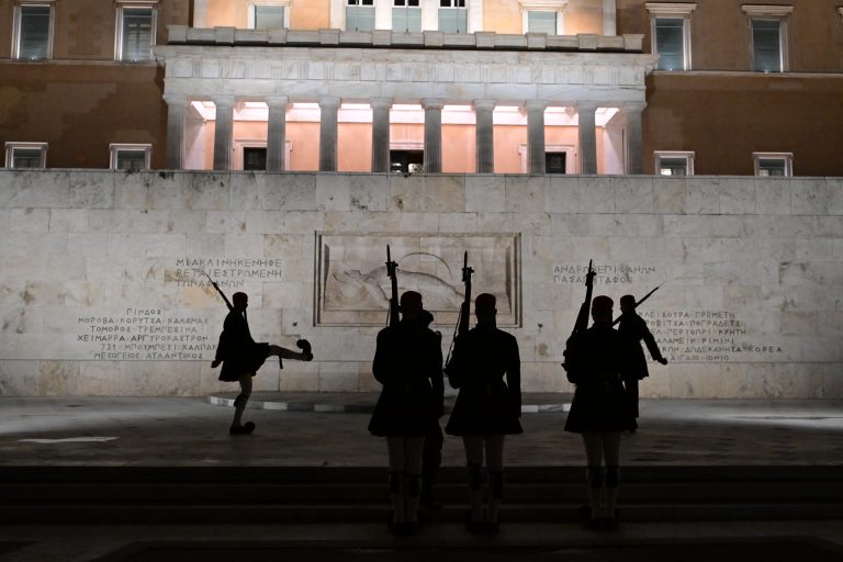 KKE κατά Μητσοτάκη για το μνημείο του Άγνωστου Στρατιώτη: Ενισχύει τον αυταρχισμό και την καταστολή