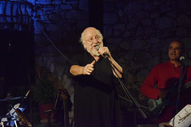 «Η βραχνή φωνή του θα μας συνοδεύει για πάντα» – Ο πολιτικός κόσμος αποχαιρετά τον Διονύση Σαββόπουλο