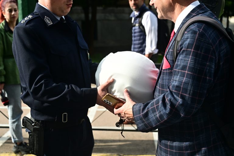 Η Τροχαία μοιράζει δωρεάν κράνη σε παραβάτες οδηγούς μηχανής