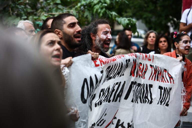 Επεισόδια στο Μεταξουργείο κατά τη διαμαρτυρία εκπαιδευτικών και γονέων για τις συγχωνεύσεις σχολικών τμημάτων