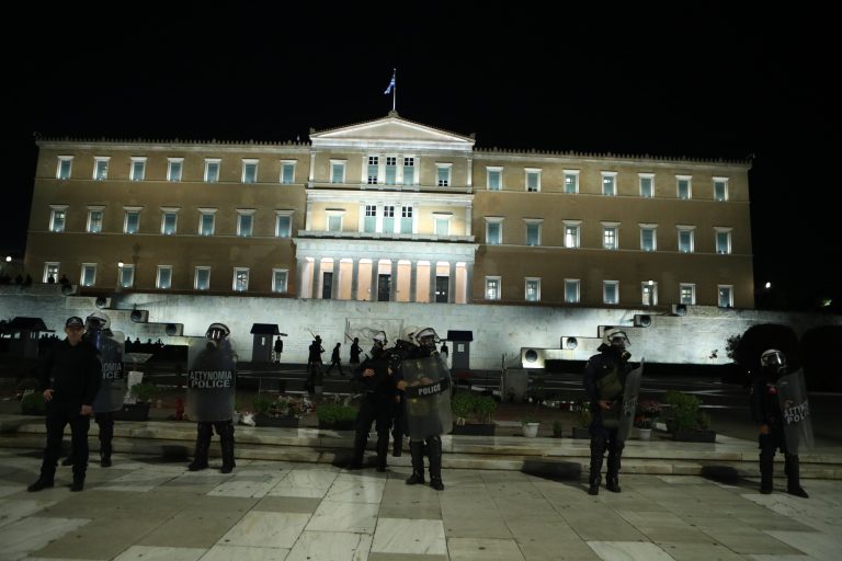 Αστυνομικές δυνάμεις μπροστά από το Μνημείο του Αγνώστου Στρατιώτη λόγω πορείας