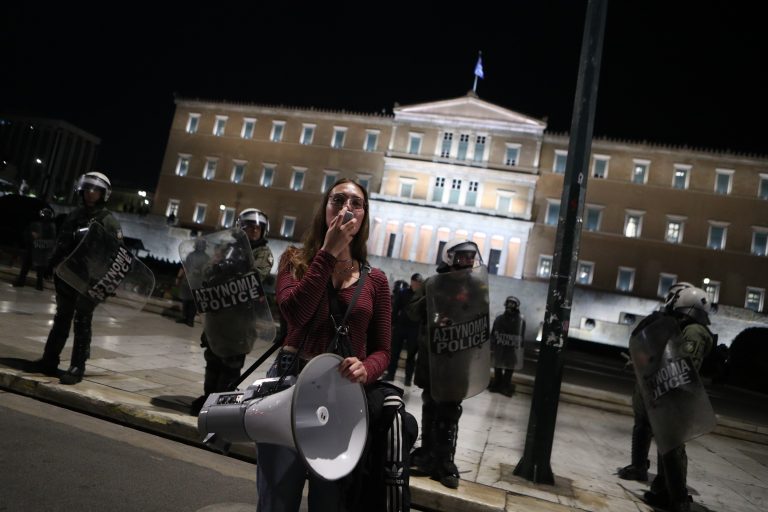 Το υπουργείο Άμυνας αναθέτει την καθαριότητα του χώρου του Αγνώστου Στρατιώτη σε τρίτο – «Ο απαιτούμενος σεβασμός ακόμη αναζητείται», απαντά ο Χ. Δούκας