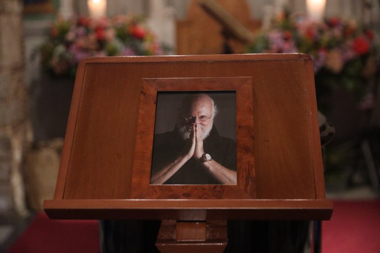 Κηδεία Διονύση Σαββόπουλου – «Η ψυχή σου μένει μαζί μας», συγκίνηση στους επικήδειους