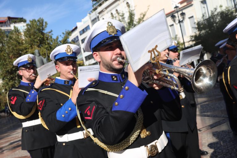 «Μη μου μιλάς άλλο για αγάπη»: Το τελευταίο «αντίο» στον Διονύση Σαββόπουλο – Η μπάντα του Πολεμικού Ναυτικού τον αποχαιρετά με τα δικά του τραγούδια  