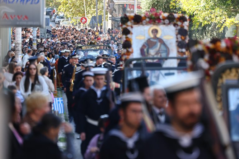 Θεσσαλονίκη: Με λαμπρότητα η λιτάνευση των ιερών εικόνων για τον εορτασμό του Αγίου Δημητρίου (φωτο)