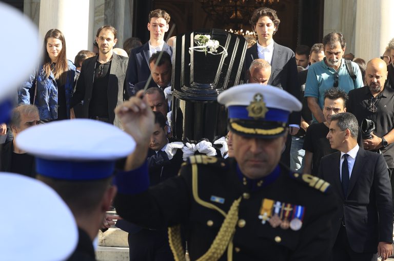 Κηδεία Διονύση Σαββόπουλου: Η στιγμή που η πομπή αναχωρεί υπό τους ήχους της «Συννεφούλας» για το Α Νεκροταφείο (βίντεο)