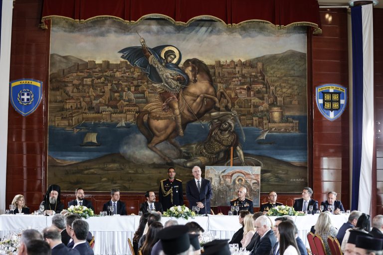 Θεσσαλονίκη: Γεύμα στη Λέσχη Αξιωματικών Φρουράς προς τιμήν του ΠτΔ- «Όταν σε εμπνέουν γεγονότα που μεγαλώνουν την Ελλάδα, δικαιούσαι να ατενίσεις το μέλλον με αισιοδοξία»