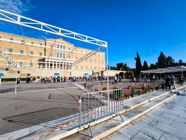 Εντείνεται η αντιπαράθεση για το Μνημείο του Άγνωστου Στρατιώτη ενόψει της παρέλασης