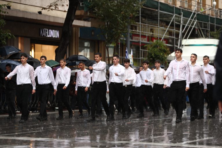 Θεσσαλονίκη: Υπό έντονη βροχόπτωση παρέλασαν οι μαθητές – Καταχειροκροτήθηκαν από το πλήθος