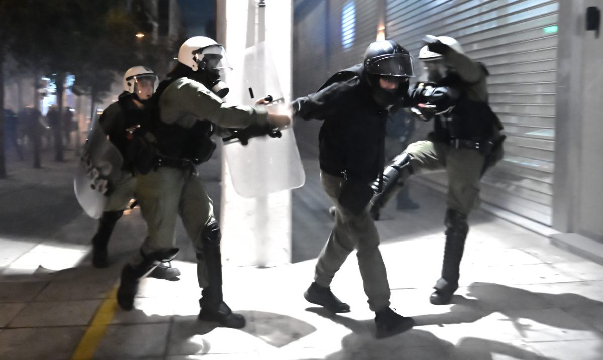 Επεισόδια, ένταση και 14 προσαγωγές στα Εξάρχεια