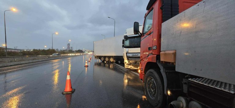 Θεσσαλονίκη: Νταλίκα δίπλωσε στο Δερβένι- Έκλεισε η δεξιά λωρίδα