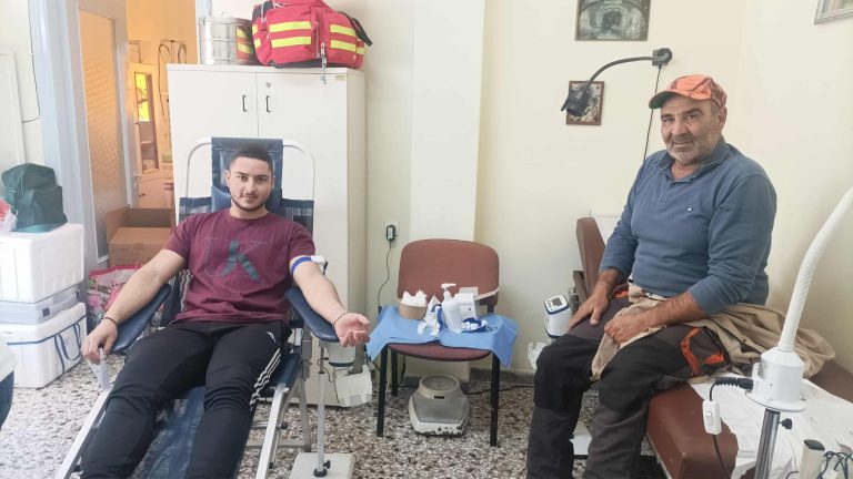 Λέσβος: Μήνυμα ζωής από τον Μανταμάδο – Πατέρας και γιος δίνουν μαζί αίμα