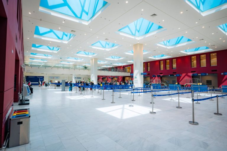 Απίστευτη κλοπή στο αεροδρόμιο Χανίων – Ζευγάρι τουριστών πήρε λάθος τσάντα με 10.000 ευρώ