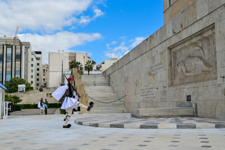 ΣΥΡΙΖΑ για τον Άγνωστο Στρατιώτη: Η εμπλοκή του στρατού στην πλατεία Συντάγματος και κάτω από την Βουλή των Ελλήνων είναι απαράδεκτη