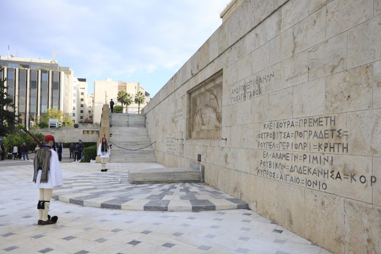 Στα δικαστήρια προσφεύγει ο Δήμος Αθηναίων για την ανάθεση της καθαριότητας του Αγνώστου Στρατιώτη σε ιδιώτη – ΥΠΕΘΑ: Δεν θα επιτρέψουμε την υποβάθμιση του μνημείου